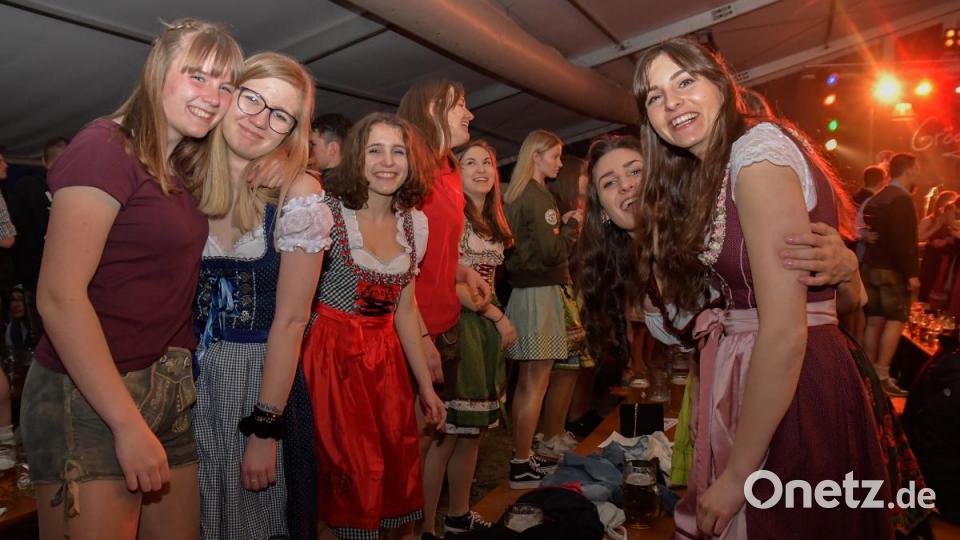 Auch wenn&#039;s Kreis-Kirwa-Warm-Up heißt: Aufwärmen musste sich am Samstag in Heringnohe niemand. Schon nach einer halben Stunden standen die hier ersten auf den Bänken. Bild: chl