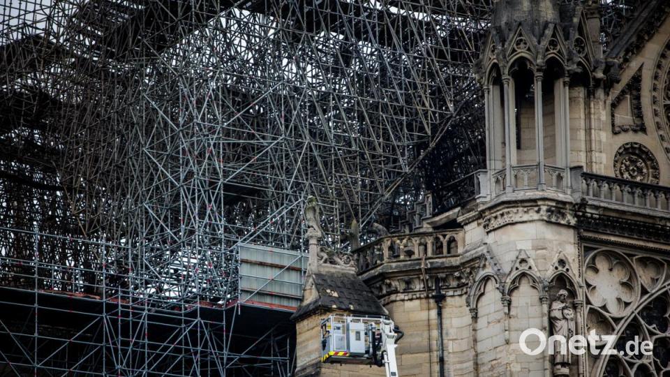Eine Drehleiter der Feuerwehr ist bis zu einem Baugerüst an der Kathedrale Notre-Dame ausgefahren. Bild: Sadak Souici/Le Pictorium Agency via ZUMA/dpa