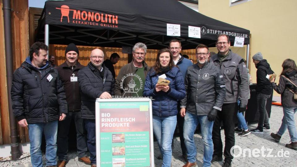 Das „Bio-Burger-Angrillen“ war eine Gemeinschaftsaktion der Erzeugergemeinschaft „Öko-Rinder aus dem Steinwald&quot;, des Markthauses Fuchsmühl (vertreten durch Bürgermeister Wolfgang Braun), der Steinwald-Allianz (Elisabeth Waldeck und Martin Schmid) und der „Stiftlandgriller“ (von links). Bild: wro