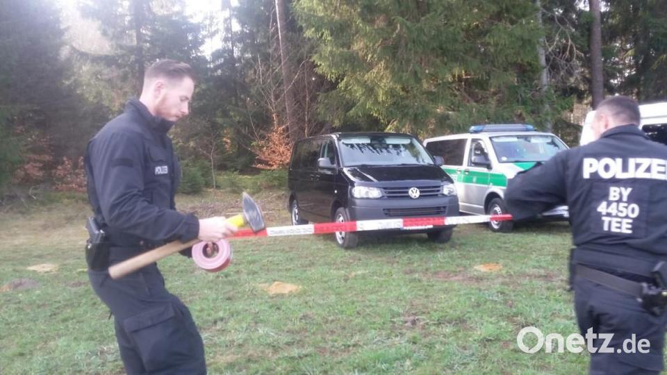 Staatsanwaltschaft und Kriminalpolizei Weiden haben mit der Suche nach den sterblichen Überresten von Monika Frischholz begonnen. Bild: Gabi Schönberger