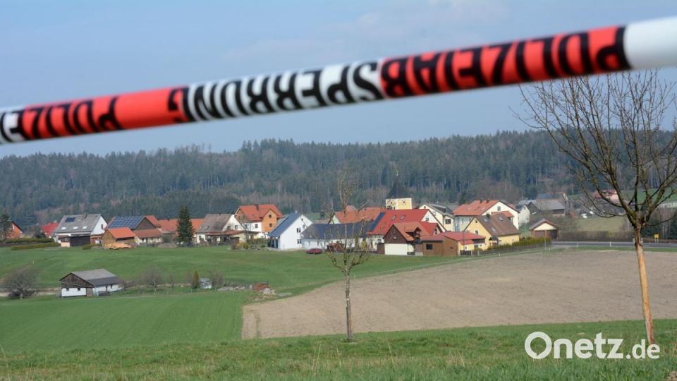 Staatsanwaltschaft und Kriminalpolizei Weiden haben mit der Suche nach den sterblichen Überresten von Monika Frischholz begonnen. Bild: Gabi Schönberger