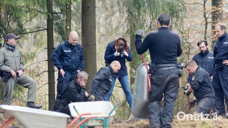 Staatsanwaltschaft und Kriminalpolizei Weiden haben mit der Suche nach den sterblichen Überresten von Monika Frischholz begonnen. Bild: Gabi Schönberger