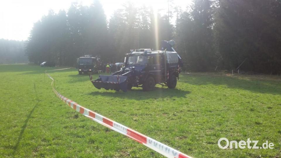 Staatsanwaltschaft und Kriminalpolizei Weiden haben mit der Suche nach den sterblichen Überresten von Monika Frischholz begonnen. Bild: Gabi Schönberger