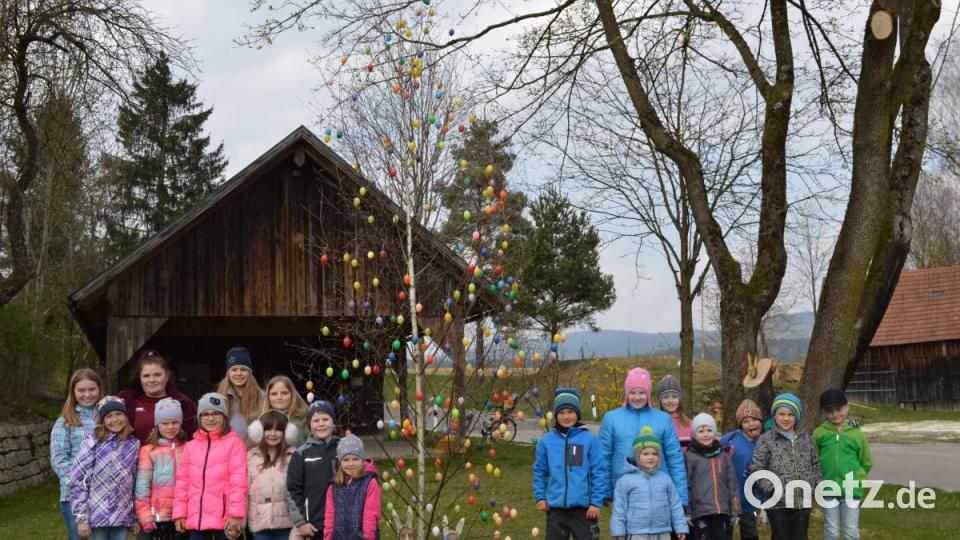 Spaß hatte auch der Nachwuchs in Muschenried bei der Aktion, die Brunnenanlage "ostertauglich" zu gestalten. Bild: bej