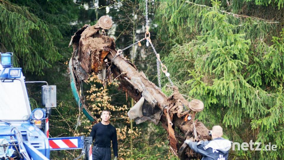 Staatsanwaltschaft und Kriminalpolizei Weiden haben zusammen mit einer technischen Einheit einen verrotteten VW-Käfer geborgen. Bild: Gabi Schönberger