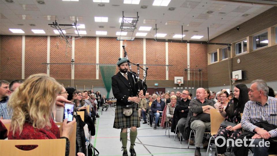 Zu "Highland Cathedral" zog abschließend Johannes Dötterl aus Sassenhof mit dem Dudelsack in die Mehrzweckhalle ein. Bild: stg