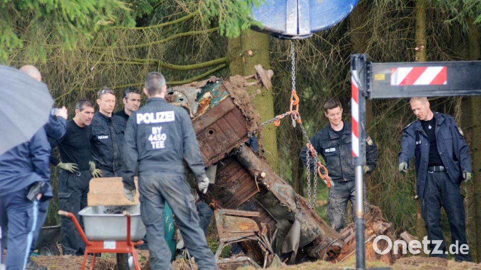 Staatsanwaltschaft und Kriminalpolizei Weiden haben mit der Suche nach den sterblichen Überresten von Monika Frischholz begonnen. Bild: Gabi Schönberger