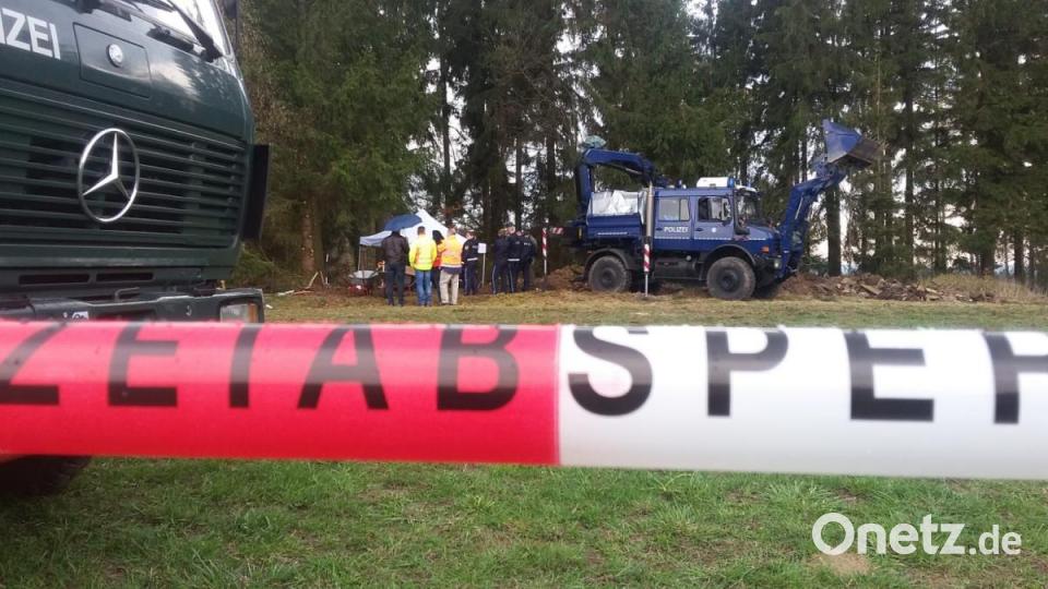 Staatsanwaltschaft und Kriminalpolizei Weiden haben mit der Suche nach den sterblichen Überresten von Monika Frischholz begonnen. Bild: Alexander Unger