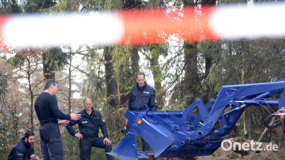 Staatsanwaltschaft und Kriminalpolizei Weiden haben mit der Suche nach den sterblichen Überresten von Monika Frischholz begonnen. Bild: Gabi Schönberger