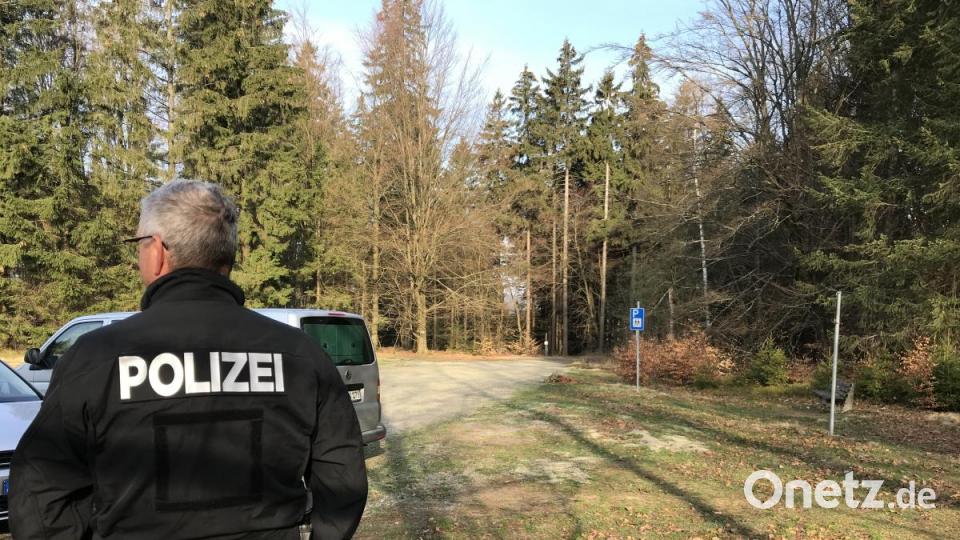 Staatsanwaltschaft und Kriminalpolizei Weiden haben mit der Suche nach den sterblichen Überresten von Monika Frischholz begonnen. Bild: Gabi Schönberger
