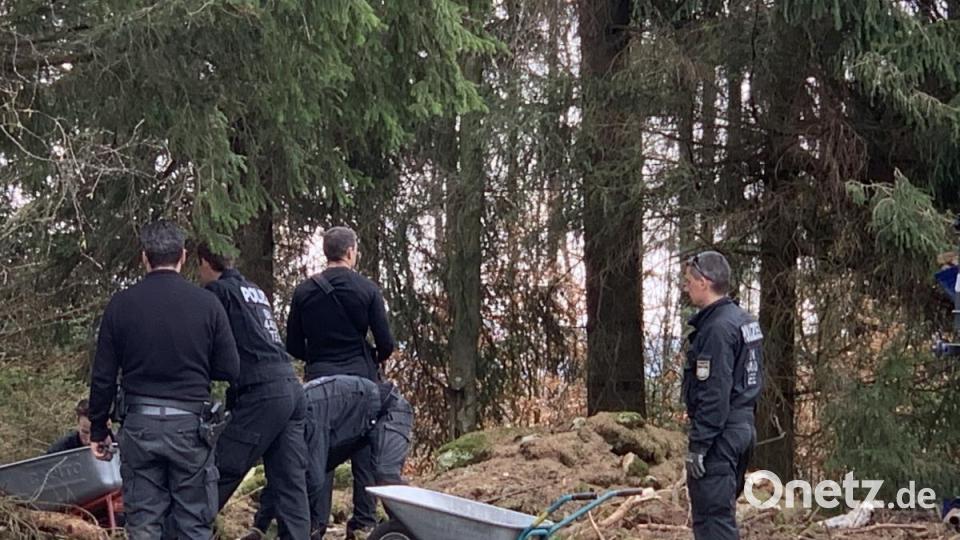Am Mittag haben die Einsatzkräfte in einem Waldstück bei Waldkirch (Georgenberg) ein Auto ausgegraben. Bild: Gabi Schönberger
