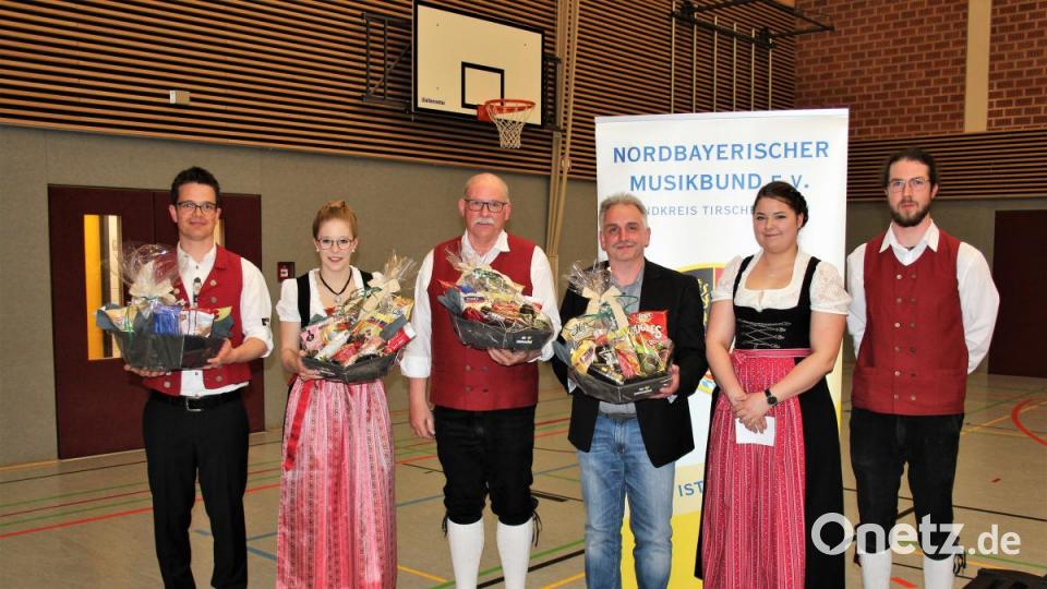 Stellvertretend für die Musiker überreichten (v.r.n.l.) Matthias Käs und Teresa Lauton Präsente an Kreisvorsitzenden Alexander Riedl sowie die drei Dirigenten Peter Dotzauer, Laura Bäumler und Andreas Sächerl. Bild: stg