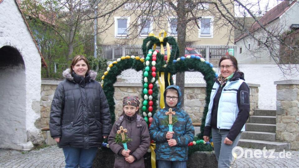 In Seebarn (Stadt Neunburg vorm Wald) setzte Christa Ferstl (rechts) gemeinsam mit Monika Schießl (links) und den Kommunionkindern Miriam und Michael Schießl die Osterkrone auf den Dorfbrunnen. Bild: exb