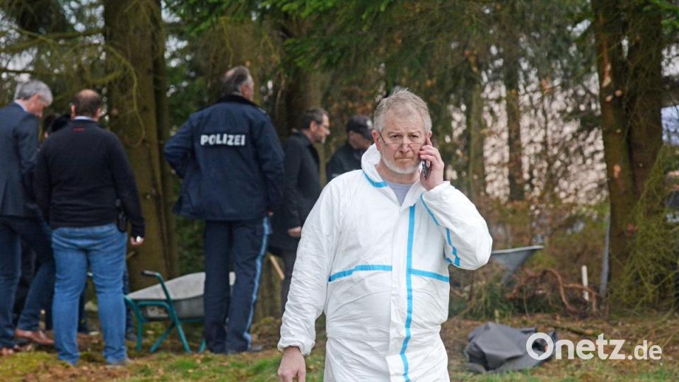 Staatsanwaltschaft und Kriminalpolizei Weiden haben mit der Suche nach den sterblichen Überresten von Monika Frischholz begonnen. Bild: Gabi Schönberger
