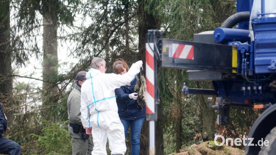 Staatsanwaltschaft und Kriminalpolizei Weiden haben mit der Suche nach den sterblichen Überresten von Monika Frischholz begonnen. Bild: Gabi Schönberger