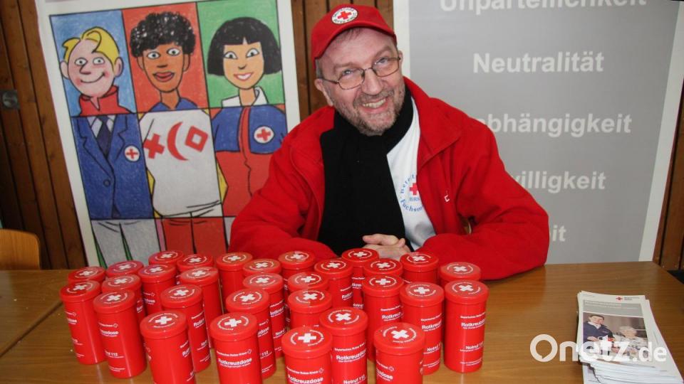 Die „Rote Dose“ kann lebensrettend sein, erklärte Heinrich Ulrich. Erhältlich war sie für fünf Euro beim Fuchsmühler BRK. Bild: wro