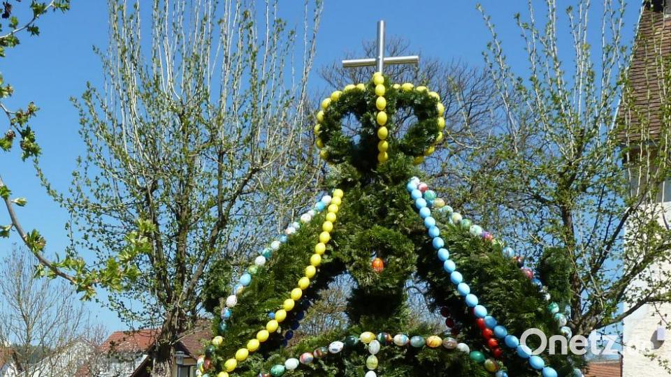 In den Händen der Mitglieder des Obst- und Gartenbauvereins liegt der Schmuck des Teunzer Osterbrunnens. Bild: ptr