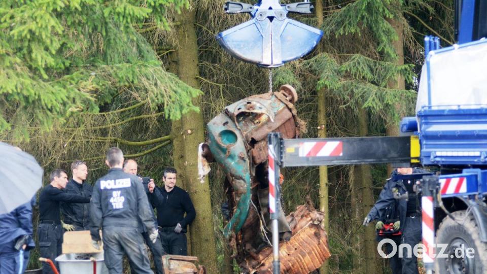 Staatsanwaltschaft und Kriminalpolizei Weiden haben mit der Suche nach den sterblichen Überresten von Monika Frischholz begonnen. Bild: Gabi Schönberger