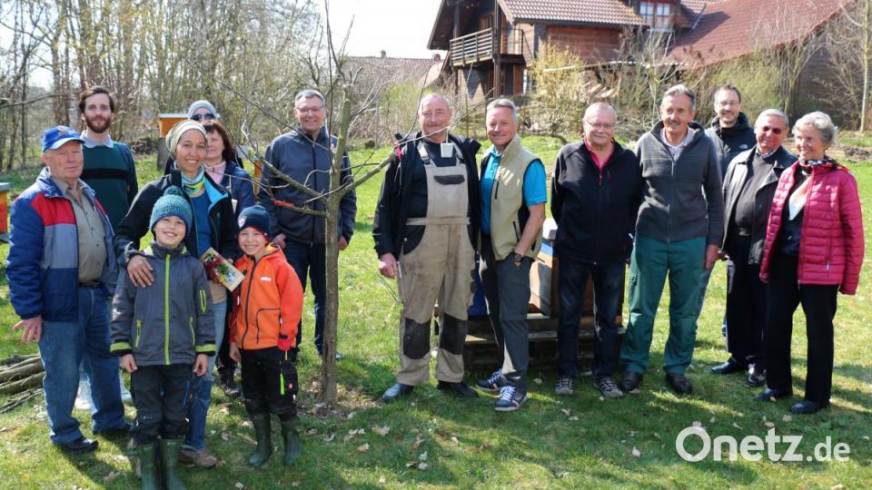 Von Baumwartin Katharina Hage (Dritte von links) mit viel „Know How“ ausgestattet, können die Kursteilnehmer nun zu Hause ihre eigenen Obstbäume veredeln. Bild: rpp