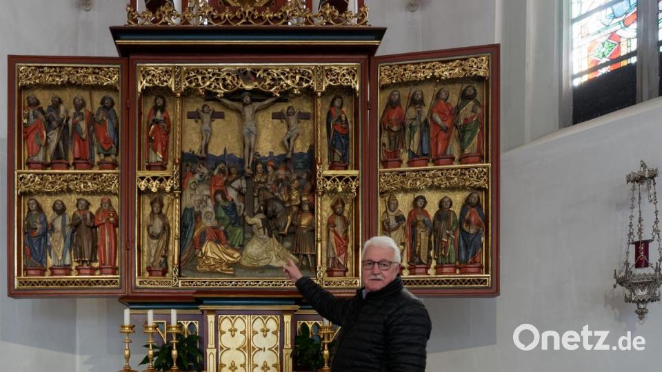 Leonhard Kühn zeigt auf die Kreuzigungsszene auf dem Hochaltar der Tirschenreuther Pfarrkirche. Die Darstellung ist auch in seiner Passionskrippe präsent. Bild: tr