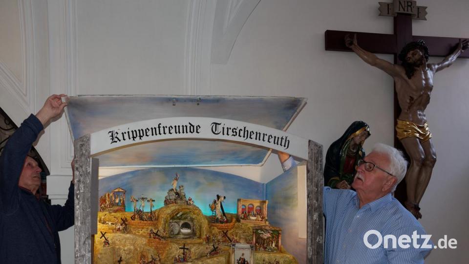 Host Haidl (links) und Leonhard Kühn beim Aufbau der Krippe. Bild: tr