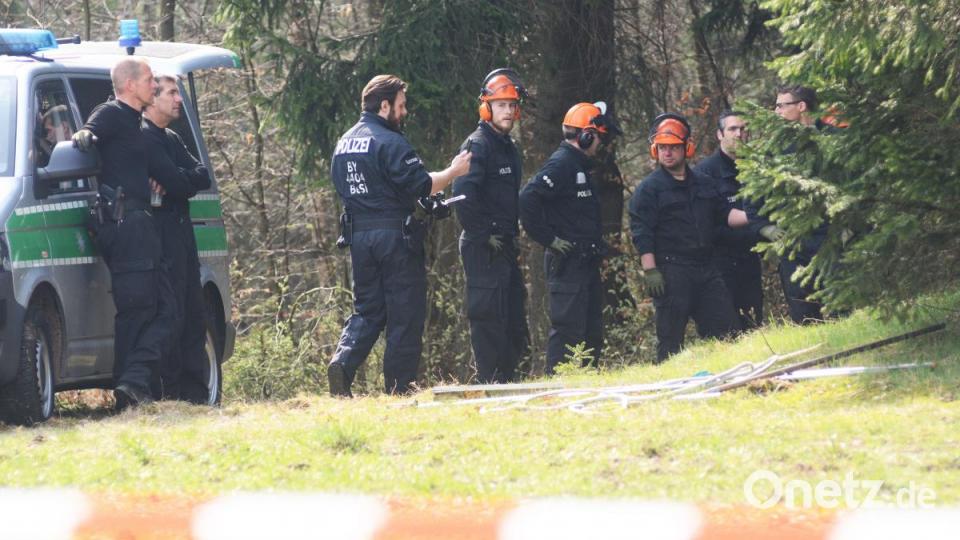 Staatsanwaltschaft und Kriminalpolizei Weiden haben mit der Suche nach den sterblichen Überresten von Monika Frischholz begonnen. Bild: Gabi Schönberger