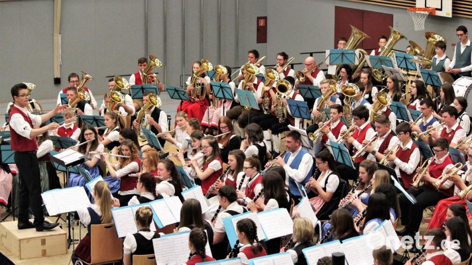 Rund 110 Musiker aus 19 Blasmusikkapellen hatten sich auf der Bühne in der Kemnather Mehrzweckhalle versammelt Bild: stg