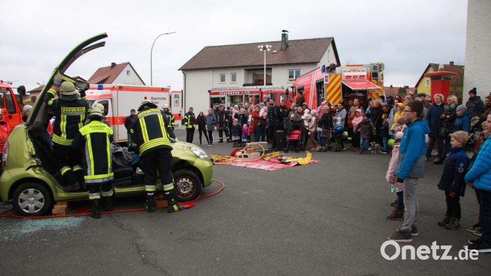 Zuschauen war diesmal – anders als im Ernstfall – erwünscht. Der Tag der offenen Tür bei Feuerwehr und BRK stieß auf großes Interesse. Bild: wro