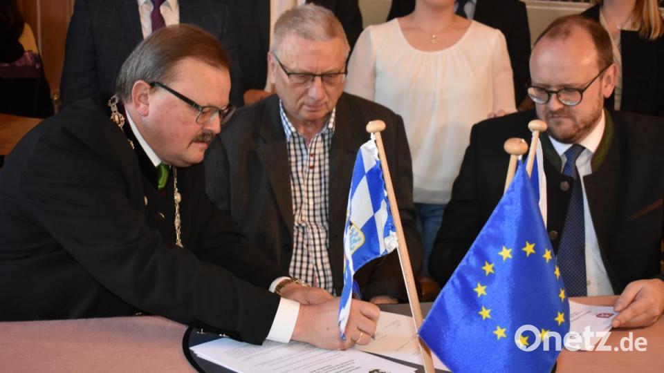 Bärnaus Bürgermeister Alfred Stier (von links), Tachovs Bürgermeister Ladislav Macák und Neustadts Landrat Andreas Meier in seiner Funktion als Vorsitzender des Naturparks Nördlicher Oberpfälzer Wald und der Tourismusarbeitsgemeinschaft Oberpfälzer Wald unterzeichnen die grenzüberschreitende Vereinbarung. Bild: lue
