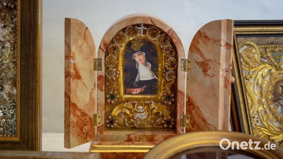 Klosterarbeiten als Entspannungsmethode. Bei der Ausstellung im Vulkanmuseum Parkstein, konnten Besucher der Gruppe um Monika Frisch über die Schulter schauen. Rita Raps ist seit genau 20 Jahren selbst in der Gruppe engagiert und erzählt von ihrer Passion. Bild: pml
