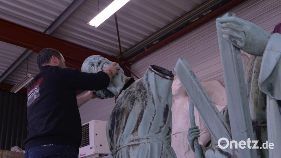 Ein SOCRA-Mitarbeiter setzt einer der Statuen wieder den Kopf auf. Sicherheitshalber waren die Köpfe von den Körpern getrennt worden, damit die Figuren beim Herablassen von Notre Dame nicht kaputt gingen. Bild: Stephane Klein/ Sud Ouest