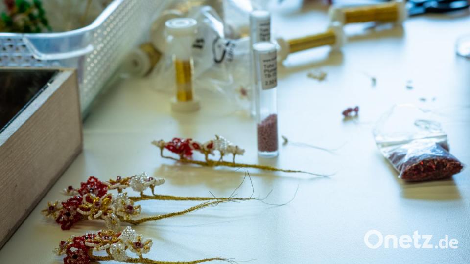 Einige schon fertige Blumen, die Rita Raps für ein Andachtsbild vorbereitet. Bild: pml
