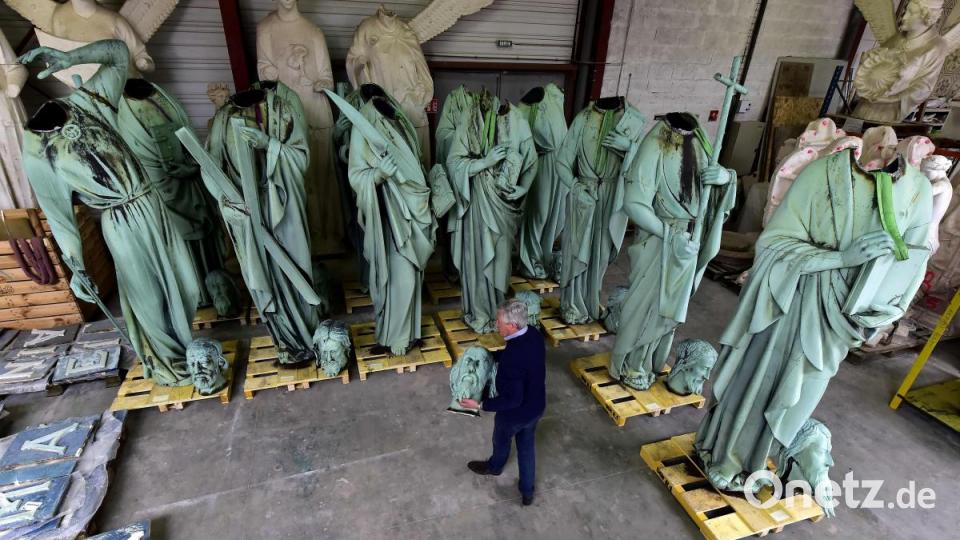Patrick Palem, Direktor der auf die Restaurierung historischer Statuen spezialisierten SOCRA mit den Figuren von Notre Dame, die am Freitagvormittag im fünf Kilometer von Périgueux entfernten Marsac-sur-Isle eingetroffen waren. Bild: GEORGES GOBET/AFP