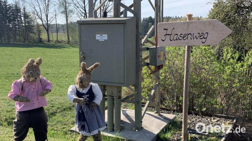 Vater Hase schaut auf die Uhr - Zeit für eine Auszeit auf dem den Hasenweg mit Mutter Hase. Bild: mez