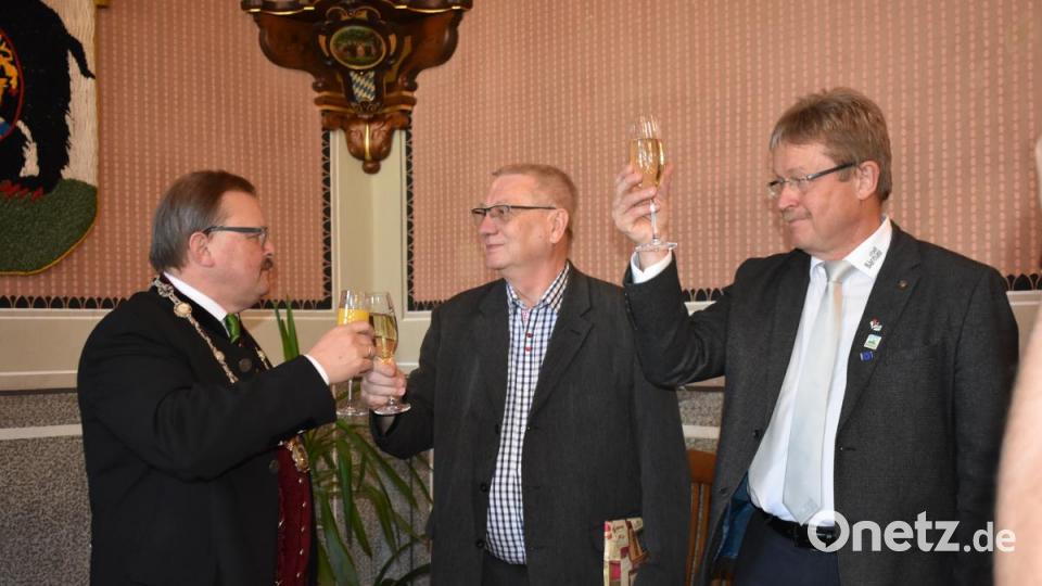 Auf eine weitere erfolgreiche Zusammenarbeit stießen Alfred Wolf, Vorsitzender von Via Carolina-Goldene Straße (von rechts), Tachovs Bürgermeister Ladislav Macák sowie Bärnaus Bürgermeister Alfred Stier an. Bild: lue