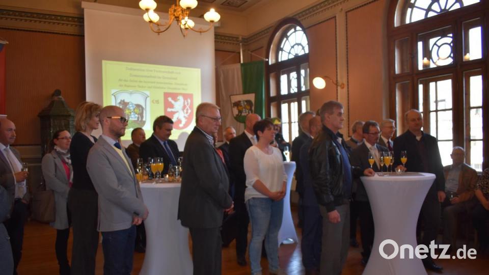 Zur Unterzeichnung der gemeinsamen Deklaration kamen zahlreiche deutsche und tschechische Gäste in das Rathaus in Bärnau. Bild: lue
