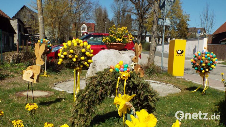 Gelb ist die dominierende Farbe beim Osterbrunnen des Orts- und Verschönerungsvereins Michelfeld, nicht nur weil er neben einem Briefkasten steht. Bild: ll