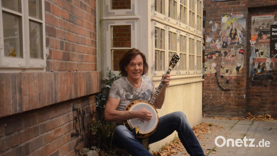 Schlagersänger Jürgen Drews mit seinem Banjo in den Studios von "Rote Rosen". Bild: Kunz