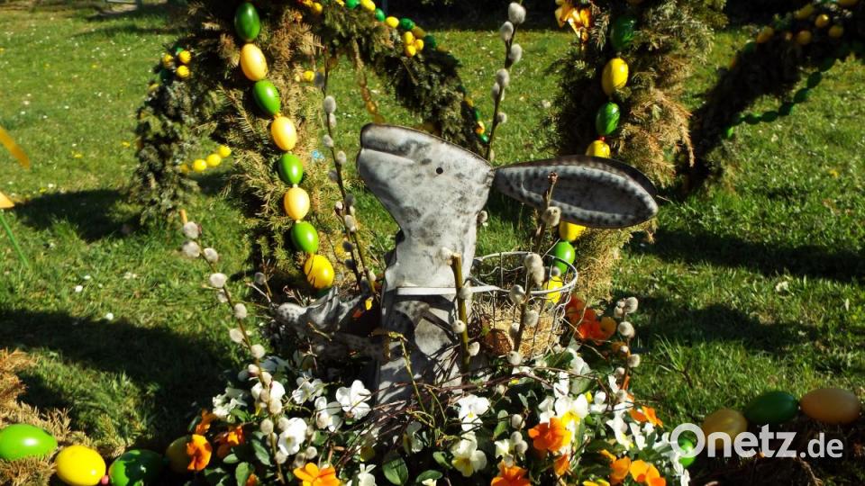 Heuer ist eine kunstvoll gestaltete Osterhasen-Figur das Zentrum des Osterbrunnens der Siedlergemeinschaft Auerbach. Bild: ll