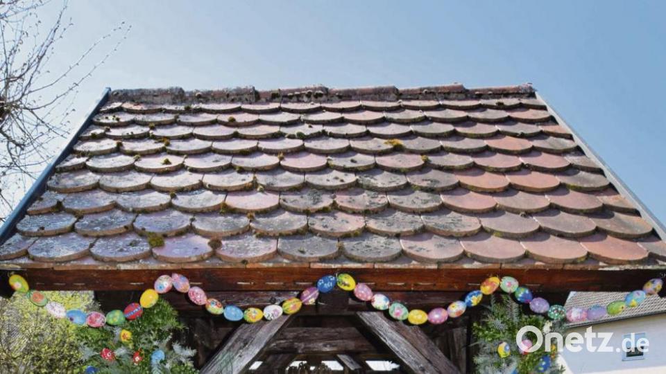 Der Obst- und Gartenbauverein Augsberg hat den Brunnen beim Dorfweiher in Pesensricht in einen Ostergruß verwandelt. Bild: no