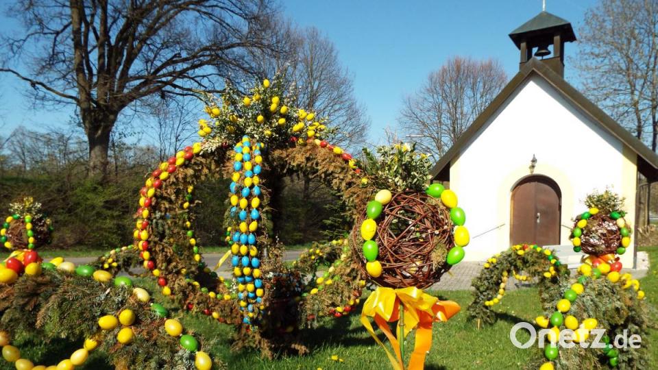 Seit vielen Jahren immer wieder ein Blickfang: der Osterbrunnen der Siedlergemeinschaft Auerbach vor der Kapelle in der Rosenhofer Straße. Bild: ll