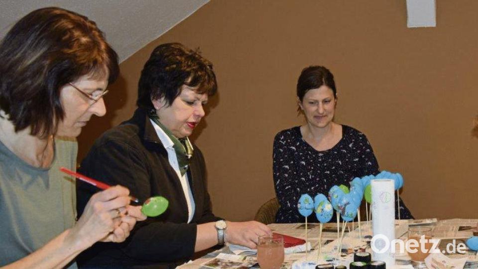 Rund 1000 (echte) Eier schmücken den Sinnleithner Osterbrunnen. Die Frauen und Jugend der Dorfgemeinschaft malen jedes Jahr gut 100 Neue, denn beim Auf- und Abbau ist es unvermeidlich, dass einige zu Bruch gehen. Bild: Elfriede Winter