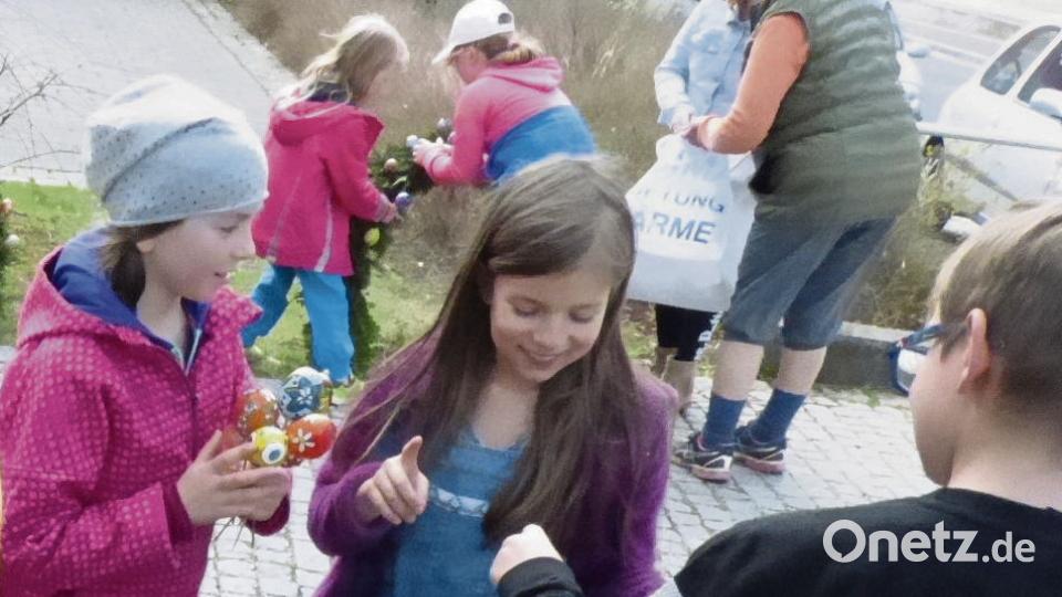 In Neukirchen schmücken Kinder den Zugang zur katholischen Kirche unter Regie des Gartenbauvereins österlich. Bild: fm