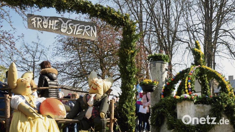 Hier kann man schon vor Sonntag dem Osterhasen begegnen: Der Obst- und Gartenbauverein Raigering-Aschach belässt es nicht allein beim Brunnenschmuck. Bild: Stephan Huber