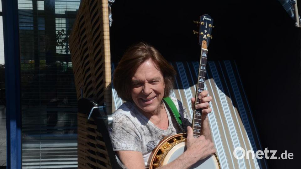 Jürgen Drews mit seinem Banjo während einer Drehpause. Bild: Kunz