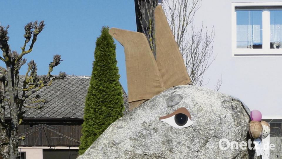 Wer hat hier in Seugast den Frosch geküßt? Statt in einen Prinzen, hat der sich in einen Osterhasen verwandelt. Nach zwölf Jahren Abwesenheit ist der jetzt wieder in den Ort zurückgekehrt. Unter Federführung der Feuerwehr Seugast haben Simone und Stephan Spörrer die damalige Idee von Christine Rupprecht wieder aufgegriffen, den „Froschbrunnen“ in der Dorfmitte in der Osterzeit in einen Hasen zu verwandeln. Bild: ö