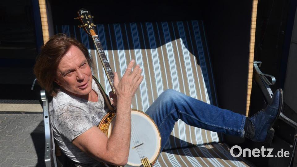 Jürgen Drews mit seinem Banjo während einer Drehpause. Bild: Kunz