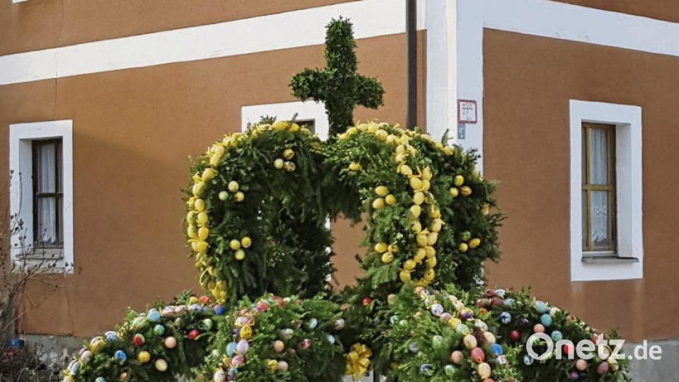 Nach zwei Jahren Unterbrechung wegen der Bauarbeiten für die neue Brücke haben fleißige Helfer dafür gesorgt, dass nun auch den Ortseingang des Museumsdorfes Theuern wieder ein Osterbrunnen schmückt. Bild: was