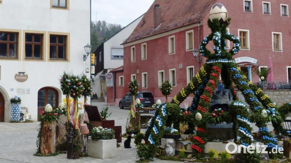 Ein Team aus rund 20 fleißige Frauen und Männer hat an die dreitausend Eier in Girlanden geflochten und dann kunstvoll am Kastler Marktplatzbrunnen- dem Osterbrunnen verbaut. Bild: jp