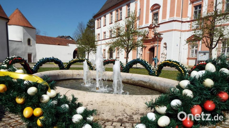 900 Jahre Kloster Michelfeld, zu diesem Jubiläum gehört auch ein schöner Osterbrunnen vor der Pfarrkirche. Bild: ll